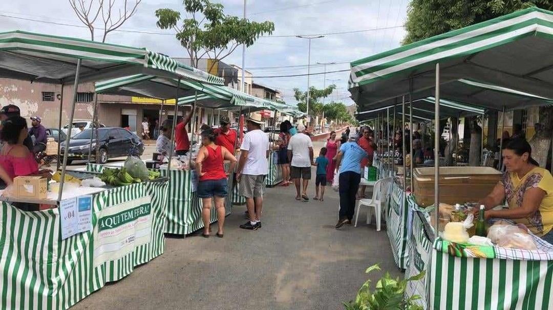 Rua da Feira Municipal com barracas listradas de verde e branco