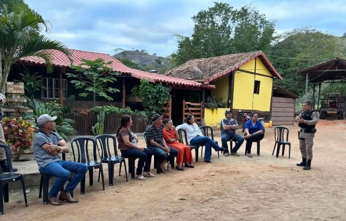 Produtores rurais sentados em roda em encontro com a Polícia Militar